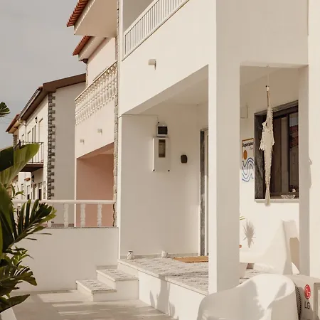 Supertubos House Peniche 4*